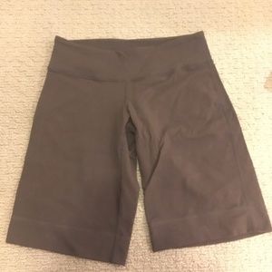Lululemon athletica clam digger shorts size 4